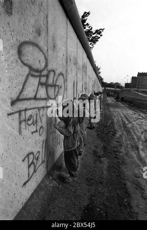 Berlin-Bezirk / Wedding / Mitte / Bernauer Strasse 1990 die Mauer fällt. Am 12. Juni 1990 in Berlin-Wedding, Bernauer Straße. DK-Kinder verwenden die Wand zum Malen. Die Ostseite der Mauer war schön weiß gestrichen, so dass Flüchtlinge hervorstechen konnten. // DDR-Mauer / Ende der Mauer [automatisierte Übersetzung] Stockfoto