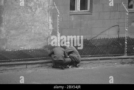 Berlin / Neukoelln / DDR-Mauer / 10 / 1980 DDR-Mauer an der Bouchestrasse zwischen Neukoelln und Treptow. Die Grenze geht bis zu den Häusern in Ost-Berlin. Deshalb legten die DDR-Grenzposten Stachelmatten unter die Fenster, um die Bewohner vor der Flucht in den Westen zu bewahren. // Grenzinstallation/ Stasi [automatisierte Übersetzung] Stockfoto