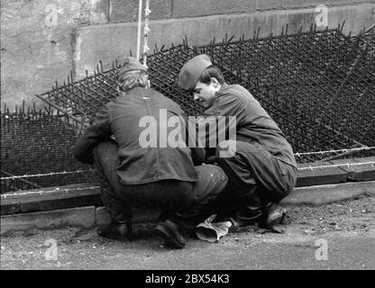 Berlin / Neukoelln / DDR-Mauer / 10 / 1980 DDR-Mauer an der Bouchestrasse zwischen Neukoelln und Treptow. Die Grenze geht bis zu den Häusern in Ost-Berlin. Deshalb legten die DDR-Grenzposten Stachelmatten unter die Fenster, um die Bewohner vor der Flucht in den Westen zu bewahren. // Grenzinstallation/ Stasi [automatisierte Übersetzung] Stockfoto