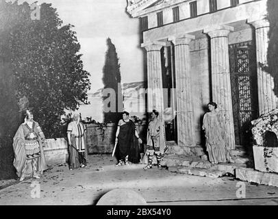 Uraufführung von Goethes "Iphigenia in Tauris" im Münchner Schauspielhaus. Von links nach rechts Toas (Jessen), Phias (Lackner), Orest (Skoba) und Iphigenia (Rabitzow). Stockfoto