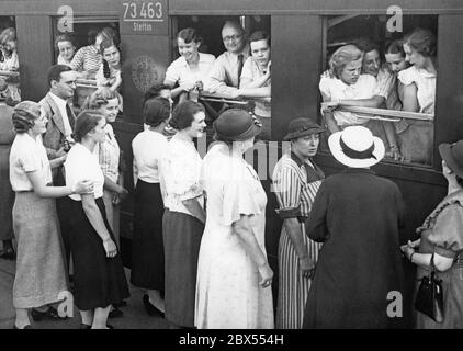 1000 Studenten machten sich am Morgen mit dem Zug vom Bahnhof Szczecin nach Kopenhagen auf. Am Bahnsteig verabschieden sich die Eltern, während sie bereits im Zug auf die Abfahrt warten. Die Schüler nehmen an der 4. Kopenhagen-Reise Teil, die von der "AUPtschulverwaltung" und der Nordischen Gesellschaft organisiert wird. Stockfoto