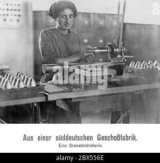 Ein Granatenmacher in einer Munitionsfabrik. Stockfoto