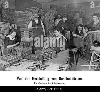 Frauen weben Körbe in der Werkstatt einer Munitionsfirma. Stockfoto