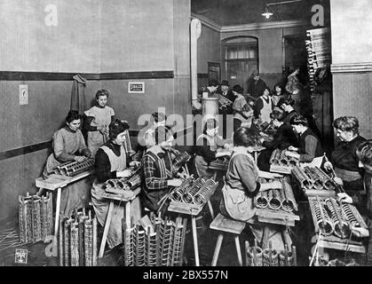 Arbeiterinnen flechten Kugelkörbe. Stockfoto