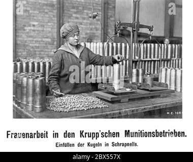 Eine Frau im Ersten Weltkrieg füllt Schrapnel mit Kugeln. Stockfoto