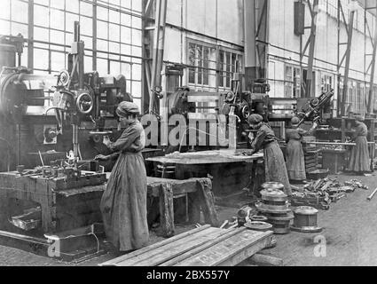 Arbeiterinnen, die in einer der Krupp-Munitionswerkstätten Sprengkräfte produzieren. Stockfoto