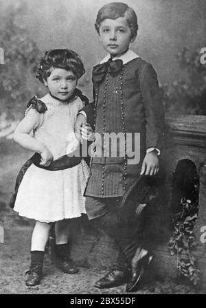 Albert Einstein mit seiner kleinen Schwester Maja. Stockfoto
