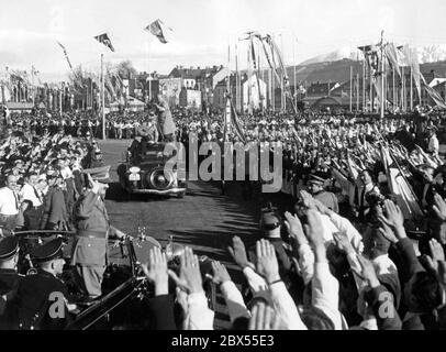 Adolf Hitler fährt durch die Landeshauptstadt Kärnten, Klagenfurth, in die Ausstellungshalle, wo er eine Rede hält. Im März 1938 wurde Österreich dem Deutschen Reich annektiert. Stockfoto