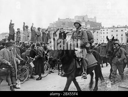 Deutsche Bergtruppen marschieren nach der Annexion Österreichs an das Deutsche Reich nach Salzburg ein. Stockfoto