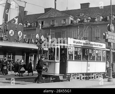 Die steirische Landeshauptstadt Graz vor dem Besuch Adolf Hitlers. Im März 1938 wurde Österreich dem Deutschen Reich annektiert. Die Stadt ist mit Hakenkreuzfahnen, Fahnen mit dem Wort "JA" geschmückt und in der Straßenbahn heißt es: "Wir grüßen unseren Führer Adolf Hitler". Stockfoto