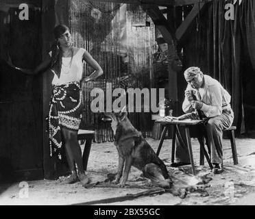 Die amerikanische Schauspielerin Josephine Baker im französischen Stummfilm 'Siren of the Tropics' spielt die Hauptrolle des karibischen Mädchens Papitou, das sich in den Franzosen Andre Berval verliebt. Stockfoto