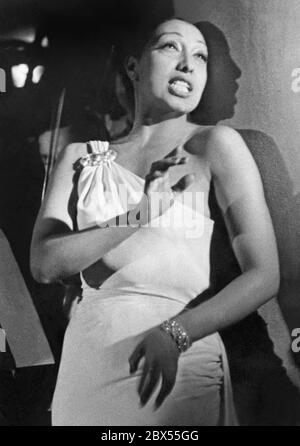 Die amerikanisch-französische Schauspielerin und Sängerin Josephine Baker während einer Aufführung. Stockfoto