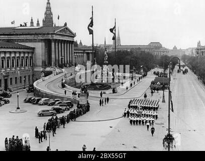 Parade anlässlich des Geburtstages Adolf Hitlers vor dem parlament in Wien. Im März wurde Österreich dem Deutschen Reich annektiert. Stockfoto