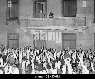 Adolf Hitler und Herman Göring auf dem Balkon der Reichskanzlei in Berlin. Nach der Annexion Österreichs an das Deutsche Reich kehrt Hitler nach Berlin zurück. Stockfoto