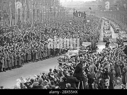 Adolf Hitler wird nach der Annexion Österreichs an das Deutsche Reich in Berlin empfangen. Stockfoto