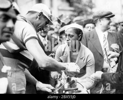 Josephine Baker mit dem berühmten französischen Radler Charles Pelissier kurz vor dem Start der Tour Le Vesinet. Stockfoto