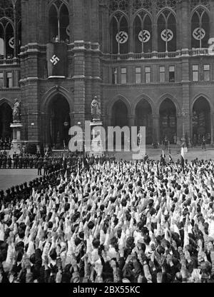 Adolf Hitler hält eine Rede im Wiener Rathaus. Nach der Annexion Österreichs an das Deutsche Reich verkündet er den Tag des Großdeutschen Reiches. Stockfoto
