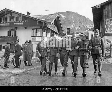 Nach dem Einmarsch deutscher Truppen in Österreich wandern deutsche Soldaten durch Wörgl in Tirol. Stockfoto