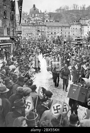 Nach der Annexion Österreichs an das Deutsche Reich kommen deutsche Soldaten nach Salzburg. Stockfoto