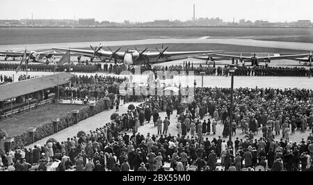 1933 taufte Hermann Goering am Flughafen Berlin-Tempelhof eine Ju G 38 mit dem Namen 'Paul von Hindenburg'. Paul Hindenburg, Werner von Blomberg, Hermann Goering (der das Flugzeug taufte) und Reichsaußenminister von Neurath waren bei der Taufe anwesend. Mit einer Kapazität von 34 Passagieren galt die G-38 als das größte Flugzeug seiner Zeit. Stockfoto