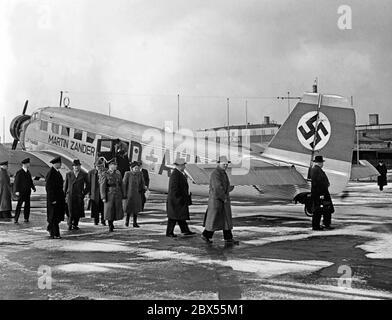 Die Junkers Ju 52/3m Martin Zander von Lufthansa nach ihrer Ankunft aus Wien am Flughafen Berlin Tempelhof. Der Flughafen hatte gerade den Flugbetrieb vom Flughafen Rangsdorf übernommen. Stockfoto