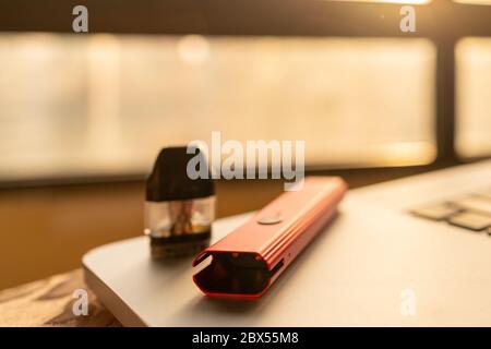 E-Zigaretten-Gerät - Dampf-System - Alternative zum Rauchen - Dampf-Produkte Stockfoto