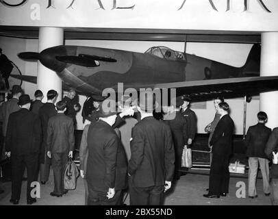 Die Royal Air Force Ausstellung in Londons Charing Cross U-Bahn Station ist mit einem neuen 'Spitfire' Kampfflugzeug ausgestattet. Stockfoto