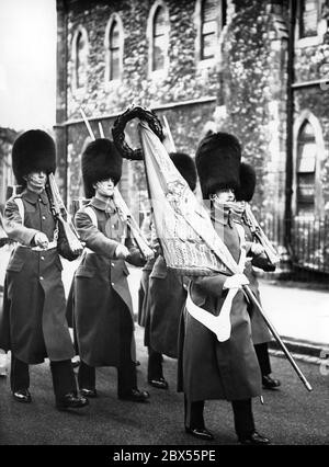 Am 25. Jahrestag des britischen Eintritts in den Ersten Weltkrieg tragen die Wachen hier auf dem Weg von der Chelsea Barracks zum Buckingham Palace einen Lorbeerkranz auf dem Standortrad. Stockfoto