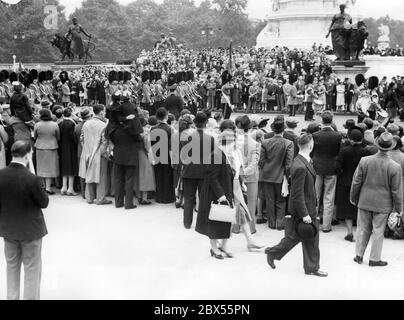 Zahlreiche Menschen versammeln sich während der politisch angespannten Situation vor dem Buckingham Palace und hoffen auf Neuigkeiten. Auf dem Bild die Grenadier Garde. Stockfoto