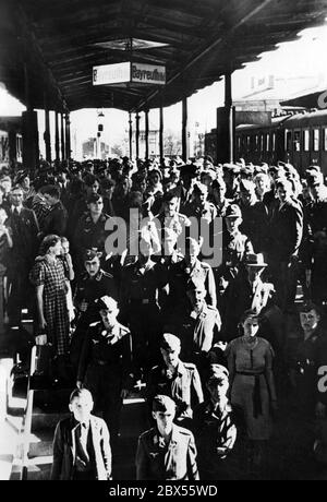 Adolf Hitlers geladene Gäste, ausnahmslos Wehrmachtsangehörige sowie Rüstungsarbeiter, kommen auf dem Weg zum Fest am Bayreuther Bahnhof an. Stockfoto