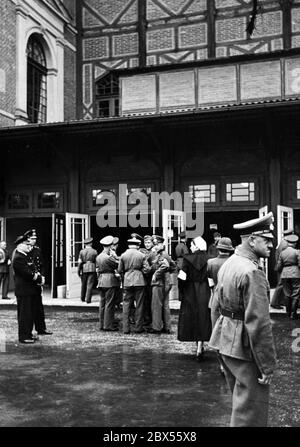 Vor dem Festspielhaus stehen Wehrmachtsmitglieder, die Adolf Hitler zu den Bayreuther Festspielen eingeladen hatte. Stockfoto
