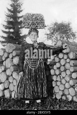 Eine junge, noch unverheiratete Frau trägt eine festliche Tracht und die Schäppel (Brautkrone). Das Foto wurde wahrscheinlich in den 1930er Jahren aufgenommen. Stockfoto