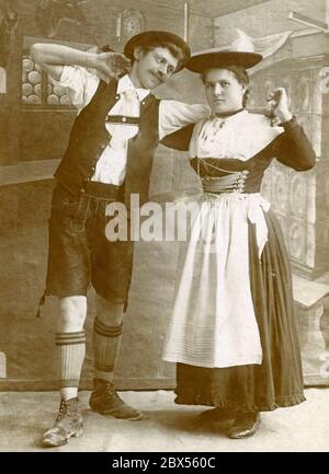 Ein Paar in Tracht nimmt an einem Schuhplattler-Wettbewerb Teil. Stockfoto