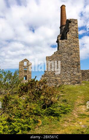 Carn Galver Engine House, Pendeen, Cornwall. Ein kleines Pumpen- und ein Launen-Motorhaus an der St Just - St Ives Road. Fotografiert von der Straße. Stockfoto