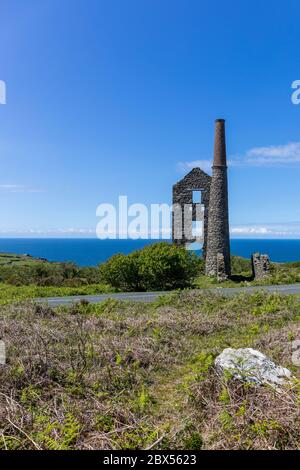 Carn Galver Engine House, Pendeen, Cornwall. Ein kleines Pumpen- und ein Launen-Motorhaus an der St Just - St Ives Road. Fotografiert von der Straße Stockfoto