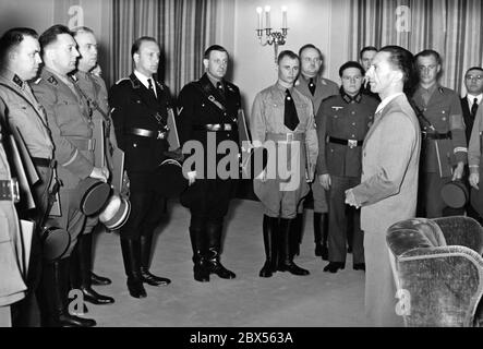 Im August 1939 verleiht Joseph Goebbels (rechts) die höchste Parteiauszeichnung, den Blutorden, an 19 ehemalige Mitglieder der NSDAP im Reichsministerium für Propaganda. Diese Auszeichnung wird sonst nur an diejenigen vergeben, die am Putsch vom 9. November 1923 teilgenommen haben. Stockfoto