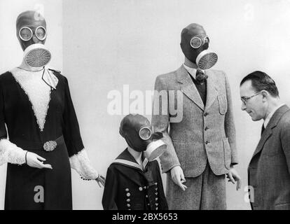 In der Ausstellung "gesundes Leben - Frohes Schaffen" in Berlin 1938 wird eine durchschnittliche deutsche Familie mit Atemmasken ausgestellt. Stockfoto