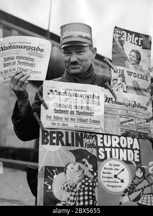 Zeitungshändler Otto Rennebarth verkauft an seinem Stand am Bahnhof Tempelhof in Berlin verschiedene Zeitungen und Zeitschriften. Stockfoto