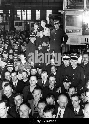 Mitarbeiter der Berliner Verkehrsgesellschaft hören während des Rollrufs am Busbahnhof in der Helmholtzstraße eine Rede von Reichspropagandaminister Joseph Goebbels. Stockfoto