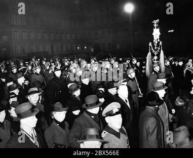 Das Musikkorps des Gardenregiments bei den traditionellen Neujahrsvecken der Wehrmacht auf dem Boulevard unter den Linden in Berlin. Stockfoto