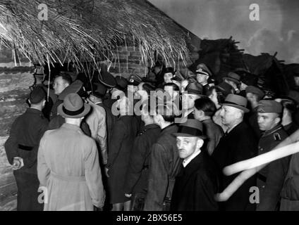 Blick in die Ausstellung "das sowjetische Paradies" im Berliner Lustgarten: Zuschauer der Ausstellung vor einer Schlammhütte. Stockfoto