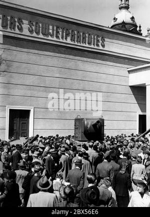 Blick in die Ausstellung "das sowjetische Paradies" im Berliner Lustgarten: Zuschauer um einen gefangengenommenen Panzer vom Typ KW2, der vor der Ausstellungshalle steht. Stockfoto