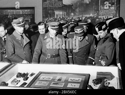 Eröffnung der antibolschewistischen Ausstellung in der Nordwestbahnhalle in Wien. Gauleiter Globocnik und Bürgermeister Neubacher sehen die Exponate. Stockfoto