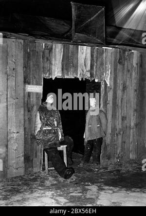 Blick in die Ausstellung "das sowjetische Paradies" im Berliner Lustgarten: Darstellung von Waisen. Stockfoto