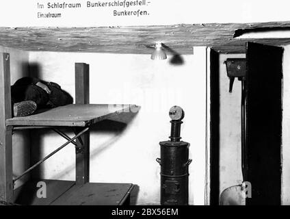 Blick auf die Ausstellung "das sowjetische Paradies" im Berliner Lustgarten: Rekonstruierter Bunker. Stockfoto