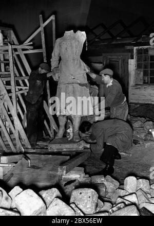 Vorbereitungen für die Ausstellung "das sowjetische Paradies" im Berliner Lustgarten: Das Denkmal eines sowjetischen Fliegers und einer Fliegerin wird errichtet. Stockfoto