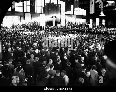 Blick in die Produktionshalle während der Rede von Joseph Goebbels bei einem Firmenanruf im Busdepot der Berliner Verkehrsbetriebe in der Helmholtzstraße. Stockfoto