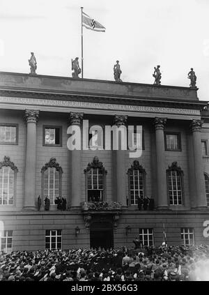 Die Flagge des nationalsozialistischen Deutschen Studentenbands wird erstmals auf dem Hauptgebäude der Universität Berlin erhoben. Unter dem Balkon am Rednerpult befindet sich ein SS-Mann. Stockfoto