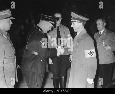 Der Reichsstudenten-Führer Gustav Adolf Scheel begrüßt Joseph Goebbels bei seiner Ankunft im Sportpalast. Goebbels wird am Ende des Berliner Studententags 1939 bei einer großen Kundgebung eine Rede halten. Stockfoto