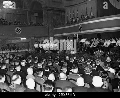 Reichschülerführer Gustav Adolf Scheel hält eine Rede bei der Großkundgebung anlässlich des Berliner Studententags im Marmorsaal des Berliner Zoos. Stockfoto